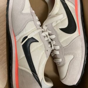 Nike womens vintage sneakers size 7